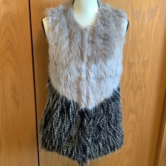 Yaira Grey & Black Faux Fur Vest Sz-S - Picture 1 of 6